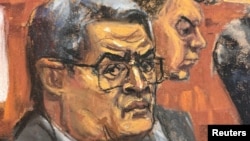 El expresidente de Honduras Juan Orlando Hernández, que vistió traje durante el juicio, se mostró imperturbable al declarar por intermedio de un intérprete. 