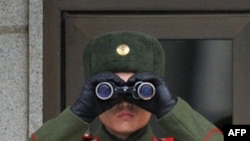 Binh sĩ Bắc Triều Tiên nhìn về phía miền Nam tại làng đình chiến Bàn Môn Ðiếm trong khu phi quân sự ngăn cách hai miền Triều Tiên