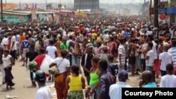 Une foule manfeste contre la modification de la loi électorale à Kinshasa, RDC, le 20 janvier 2015.