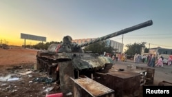 Soldados do exército sudanês festejam a entrada em Wad Madani