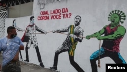 Un hombre pasa frente a un grafitti en que aparecen representados el presidente Jair Bolsonaro, el coronavirus y médicos. En un texto se lee: "¿De qué lado estás tú?