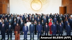 Les chefs d'État posent pour une photo de groupe lors de la 35e session ordinaire du sommet de l'Union africaine (UA) à Addis-Abeba, en Éthiopie, le 5 février 2022.