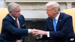 Претседателот Доналд Трамп го поздравува јорданскиот крал Абдула Втори во Овалната канцеларија во Белата куќа, 11 февруари 2025 година, во Вашингтон