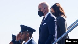 Presiden AS Joe Biden dan Wakil Presiden Kamala Harris tiba di bandara Atlanta, Georgia Selasa (11/1). 