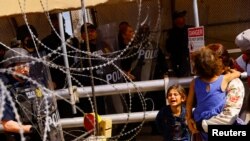 Deca plaču dok policija odbija pokušaje migranata da pređu granicu (Foto: REUTERS/Jose Luis Gonzalez)