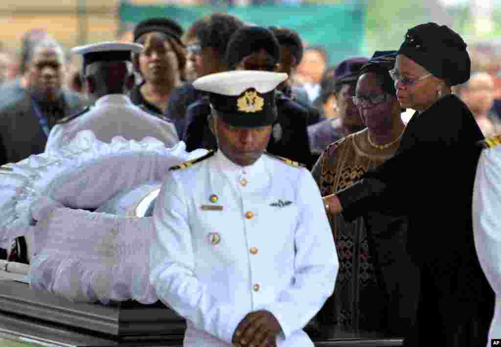 A viúva de Nelson Mandela, Graca Machel, à direita, presta a sua homenagem ao ex Presidente sul-africano no Union Building em Pretoria, Dez. 11, 2013.
