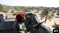 Một chiến binh phe nổi dậy Libya ở Misrata đang chiến đầu chống lại lực lượng trung thành với ông Gadhafi