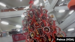 Pohon Natal dari Ban Bekas setinggi 5 meter lebih menyambut perayaan Natal di UK Petra Surabaya (foto VOA-Petrus Riski).