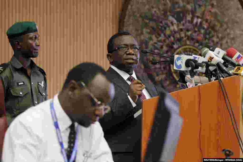 Ministan Lafiya Mr Isa'ac Folorunso Yayin Da Yake Bayani A Taron Gaggawa Na Ma'aikatar Lafiya Akan Yadda Za'a Shawo Kan Cutar Zazzabin Lassa A Abuja Najeriya, Janairu 19, 2016. &nbsp;