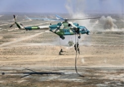 Troops disembark from a Chinese military helicopter during joint war games held by Russia and China held in the Ningxia Hui Autonomous Region in northwestern China, Aug. 13, 2021. (Russian Defense Ministry Press Service/Handout)