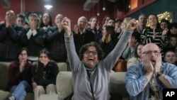 ২০২৩ সালের ৭ অক্টোবরের হামলায় কিবুতজ বিরি থেকে তুলে নেওয়া ওহাদ বেন অমি এবং এলি শরাবীর বন্ধুবান্ধব এবং আত্মীয়স্বজনরা গাজায় হামাসের কাছে জিম্মি অবস্থা থেকে মুক্তির সরাসরি সম্প্রচার দেখার সময় প্রতিক্রিয়া দিচ্ছেন, কিবুতজ বিরি, ইসরায়েল, ৮ ফেব্রুয়ারী, ২০২৫।