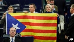 Бельгійські депутати Європейського парламенту з каталонським прапором