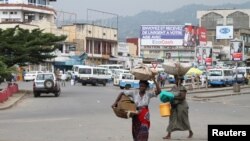 Des vendeuses portent leurs produits dans les rues de Bujumbura, le 3 février 2016. (Photo: REUTERS/Jean Pierre Aime Harerimama)