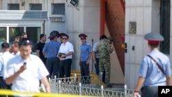 Cảnh sát Kyrgystan khám xét hiện trường sau vụ tấn công tự sát vào sứ quán Trung Quốc ở Bishkek, Kyrgyzstan, ngày 30/8/2016.