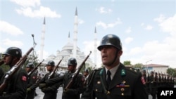 Binh sĩ Thổ Nhĩ Kỳ diễu hành sau tang lễ của 1 sĩ quan bị các phiến quân người Kurd giết chết tại biên giới Thổ Nhĩ Kỳ-Iraq, 24/7/2010