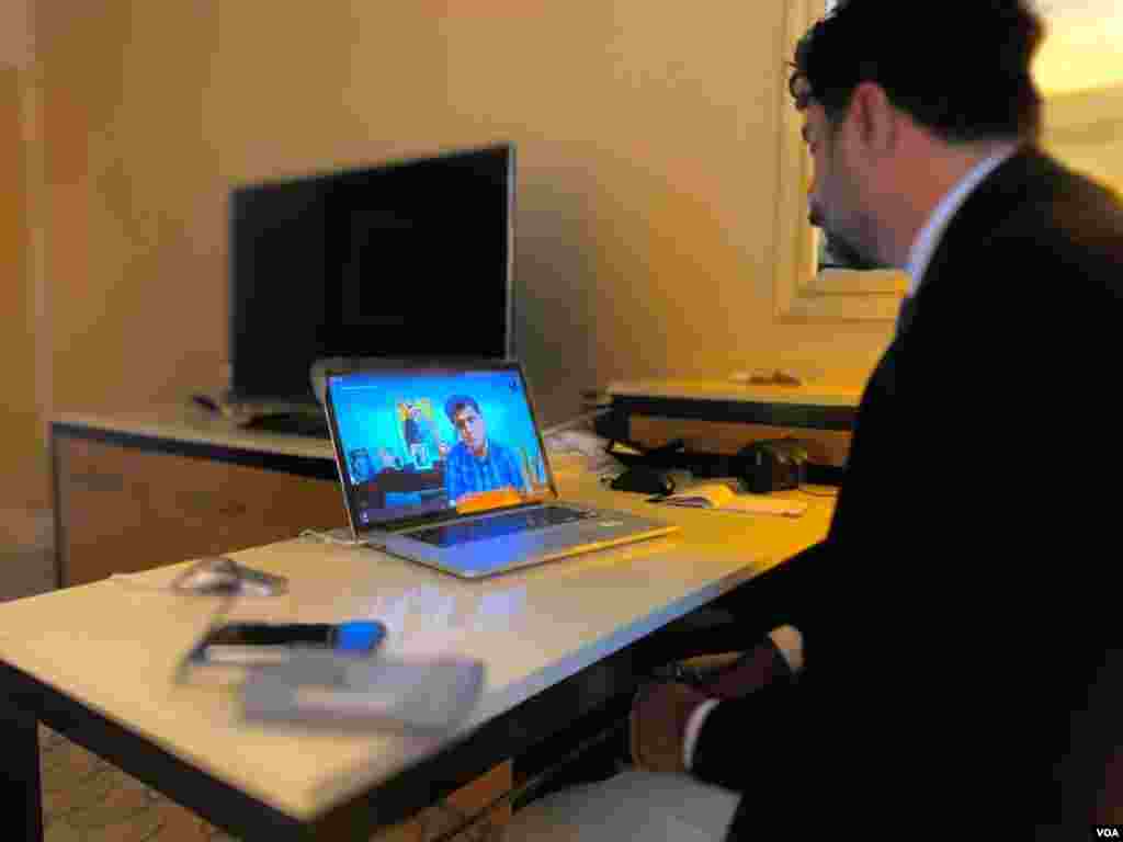 پشت صحنه فیلمبرداری مصاحبه بخش فارسی صدای آمریکا ​با محمد گرجی، پدر پونه گرجی. پونه گرجی و همسرش آرش پورضرابی از جان باختگان فاجعه سرنگونی پرواز پی اس ۷۵۲ بودند.