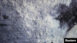 Un hombre camina frente a un globo gigante con forma de luna antes del Festival del Medio Otoño, en Hong Kong, China, el 20 de septiembre de 2021.