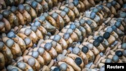 ARCHIVO - La población carcelaria de El Salvador subió exponencialmente desde inicios de 2022, con el aumento de detenciones de pandilleros de la MS-13 y Mara 18 bajo el Estado de excepción que todavía impera en el país centroamericano.