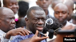 Kizza Besigye of the Forum for Democratic Change speaks to the media, Oct. 4, 2016. According to attorney Ladislaus Rwakafuzi, Uganda's main opposition leader was prevented was meeting Rwakafuzi, November 16, 2016. 