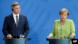 Predsjedavajući Vijeća ministara BiH Denis Zvidzić i njemačka kancelarka Angela Merkel govore na press konferenciji nakon sastanka, Berlin, 13. august 2018.