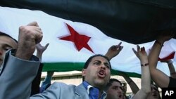 Opponents of the Syrian regime demonstrate with a national flag after their meetings on Turkey's Mediterranean coastal city of Antalya, June 2, 2011