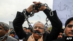 دپاکستان د پایتخت اسلام اباد په ګډون په اکثرو لویو ښارونو کې خبریالانو د برېیښنايي جرمونو د قانون په خلاف لاریونه کړي دي.