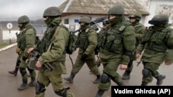 俄罗斯支持的分离武装走过在克里米亚的一座乌克兰军事基地 （资料照）