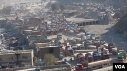 آرشیف: وسایط تجارتی که در سرحد تورخم منتظر عبور به افغانستان اند.