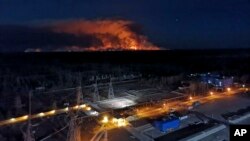 Kebakaran hutan di dekat instalasi pembangkit listrik tenaga nuklir Chernobyl di Ukraina Jumat malam, 10 April 2020. (Foto: dok).