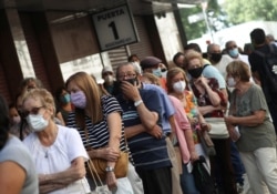 Argentinos hacen fila para vacunarse contra COVID-19, marzo 2021.