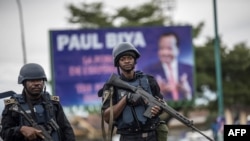 Des gendarmes camerounais patrouillent sur la place Omar Bongo à Buea, capitale de la province du Sud-Ouest, à majorité anglophone, lors d'un rassemblement politique du parti RDPC au pouvoir, le 3 octobre 2018. (AFP)