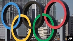 Simbol Olimpiade yaitu "Lima Cincin" tampak di Tokyo, Jepang yang seharusnya menjadi tuan rumah Olimpiade tahun 2020 (foto: dok). 