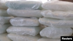 ARCHIVO - Paquetes de fentanilo, principalmente en forma de polvo y metanfetamina, se exhiben durante una conferencia de prensa en el Puerto de Nogales, Arizona, Estados Unidos, el 31 de enero de 2019.