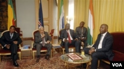 Delegasi ECOWAS yang terdiri dari tiga kepala negara Afrika Barat bertemu Presiden Laurent Gbagbo (kanan) di Istana Presiden di Abidjan, 28 Desember 2010.