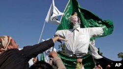 Afghan students shout anti-government and anti-U.S. slogans during protest of upcoming Loya Jirga, Jalalabad, Nov. 19, 2013.