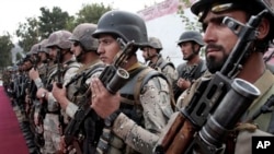 Tentara Afghanistan bersiap untuk upacara serah terima otoritas dari NATO di propinsi Kunar (Foto: dok). Operasi bersama pasukan Afghanistan-NATO menewaskan 20 miitan di propinsi Logar, Selasa (26/3).