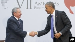 US President Barack Obama and Cuban President Raul Castro shake hands during their meeting at the Summit of the Americas in Panama City, Panama, April 11, 2015.