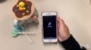 资料视频：一名在美国的用户在自己的手机上使用TikTok。