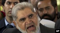 Akram Sheikh, lawyer of Mansoor Ijaz addresses a news conference outside the Supreme Court in Islamabad, Pakistan, January 23, 2012.
