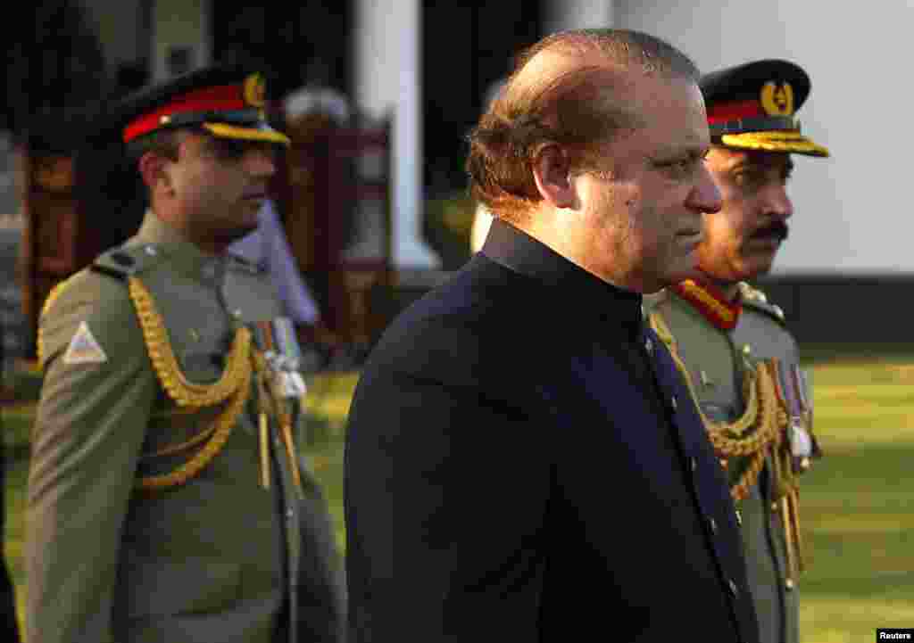 Pakistan's newly elected Prime Minister Nawaz Sharif (2nd R) arrives to inspect the guard of honor during a ceremony at the prime minister's residence after being sworn-in, in Islamabad June 5, 2013. 