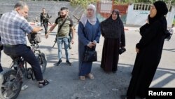 Residentes inspeccionan el crater dejado por un dron israelí que mató a tres palestinos en el campo de refugiados de Jenin, en la Cisjordania ocupada, el 25 de octubre de 2023.