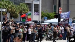 Pristalice i novinari prate dolazak Donalda Trampa u sudnicu u Majamiju (Foto: AP/Gerald Herbert)