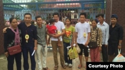 រូបឯកសារ៖ សកម្ម​ជន​បីនាក់​នៃ​ចលនា​មាតា​ធម្មជាតិ​​​ និង​ក្រុម​គ្រួសារ​របស់​ពួក​គេ​ ឈរនៅមុខ​ពន្ធនាគារ​ខេត្តកោះកុង​ នៅថ្ងៃ​ទី​ ១​ ខែកក្កដា​ ឆ្នាំ​ ២០១៦។​ (ផ្តល់ជូន​ដោយ ​Licadho)