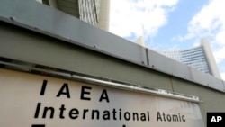 Pintu masuk kantor Badan Energi Atom PBB (IAEA), di Wina, Austria, Rabu, 10 Juli 2019. (Foto AP / Ronald Zak)