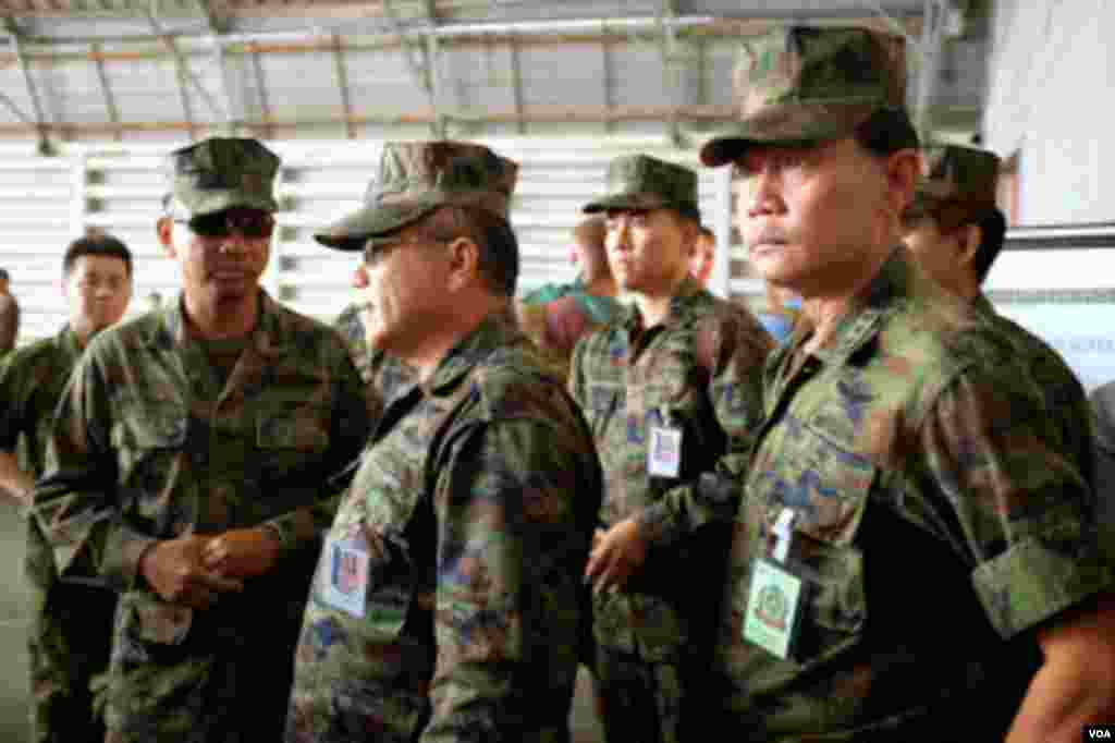 Thai military officers inspecting mock evacuation site during Cobra Gold 2015. (Steve Herman/VOA News)