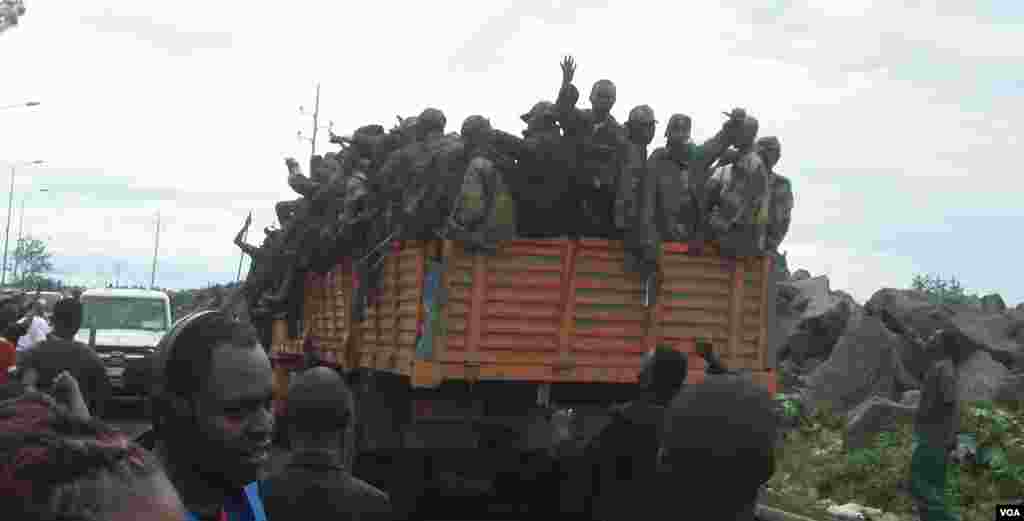 M23 rebels enter Goma, November 20, 2012. (A. Malivika/VOA)
