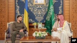 Cаудівський наслідний принц Мохаммед бін Салман зустрічається з президентом України Володимиром Зеленським під час арабського саміту в Джидді, Саудівська Аравія, у п’ятницю, 19 травня 2023 р. (Saudi Press Agency через AP)