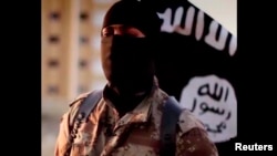 Seorang pria bertopeng yang muncul dalam video yang dipublikasikan ISIS. (Foto: Ilustrasi)