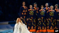 La jeune chanteuse russe handicapée Ioulia Samoïlova chante lors de la cérémonie d'ouverture des Jeux paralympiques de 2014 à Sotchi, en Russie, le vendredi 7 mars 2014.