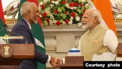 印度总理莫迪与马尔代夫总统穆罕默德·穆伊佐于2024年10月07日在新德里海德拉巴宫交换谅解备忘录。(印度外交部提供)
